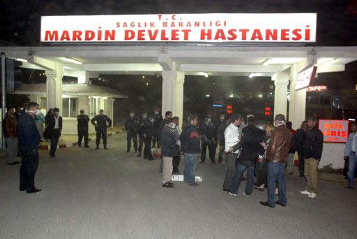 Mardin'in Mazıdağı ilçesine bağlı Bilge Köyündeki silahlı saldırıda yaşamını yitirenler için köyde mezar kazılıyor. 44 cesedin otopsilerine başlandı. Köyden ağıtlar yükseliyor.