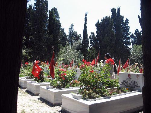 Babalar Gününü şehit çocuklarının mezarı başında geçirmeyi tercih eden şehit babaları, evlatlarının mezarı başında dua etti, gözyaşı döktü.