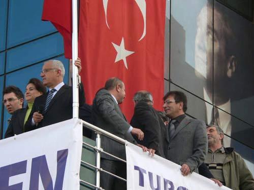 Normal şartlarda bu da haber mi denilecek bir gelişme; ama söz konusu, söz Atatürk'ten açıldı mı mangalda kül bırakmayan ve es kaza bir başka parti yapsa kıyameti kopartacak CHP olunca, oluyor. İşte CHP'li adayın Atatürk'e uyguladığı seçim traşı