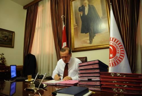 Başkan Recep Tayip Erdoğan, sabahın ilk ışıklarında anayasa değişikliği teklifi görüşme ve oylamasını takip ederken bir yandan da TBMM'deki makam odasındaki çalışmalarına devam etmişti. Aynı zamanda Başbakan'ın önündeki bilgisayarda HABER7.com açık durumda...