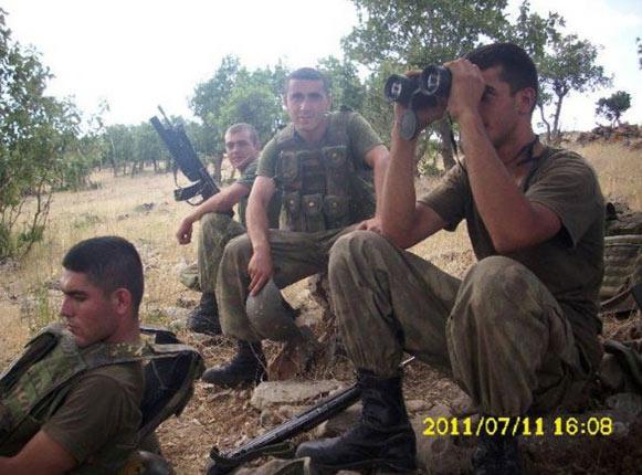 Perşembe günü Diyarbakır'ın Dolapdere Köyü yakınlarında çıkan çatışmada 13 asker şehit olmuştu. Şehit askerlerin çatışmadan üç gün önce aynı yerde çektirdiği fotoğraflar ortaya çıktı.
