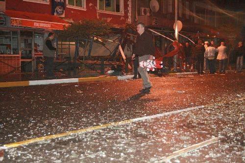 Zonguldak'ta en işlek caddelerden birinde şiddetli patlama meydana geldi. Patlamada ölen ya da yaralanan olmadı. Birçok işyerinde maddi hasara neden olan ve bir lokantada meydana geldiği belirtilen patlamanın kesin sebebi araştırılıyor.(CİHAN/A.Karabacak)