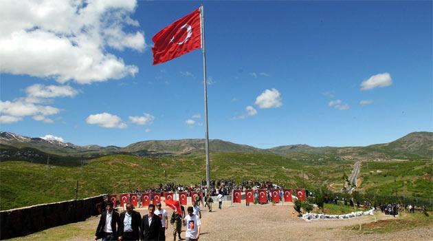 Bingöl'de, 1993'te birliklerine giderken PKK tarafından şehit edilen 33 er anıldı.