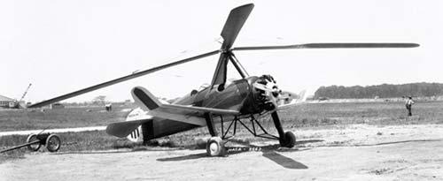 Motorsuz olur mu?
1923te İspanyadan bir inşaat mühendisi, havacılık literatürüne yeni bir kavram kazandırdı: Otojiro. Juan De la Ciervanın elinden çıkan bu hava aracı, ilk bakışta sabit kanatlı bir uçağın üstüne iliştirilmiş kocaman pervanesiyle acayip bir mitolojik yaratık gibi duruyordu. Bu yeni türün tek özelliği tuhaf görüntüsü değildi. Özellikle çok kısa mesafeli yarı dikey-iniş kalkışlar için tasarlanan otojirolardaki menteşeli rotor sistemi sayesinde araç önceki modellere kıyasla çok daha dengeli uçuyordu. Üç eksenli manevraları yani burun yukarı-aşağı, sağa-sola yatma ve yatay eksende dönme hareketlerini kolayca yapıyor, pervane kanatları düşük hızdaki seviye uçuşlarında fazladan taşıma kuvveti sağlıyordu.