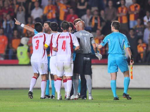 Antalyasporun bir puan almasında başrolü oynayan kaleci Ömer, maç sonu seyirciye yönelik davranışı yüzünden 2. sarıdan kırmızı kart görünce adeta çılgına döndü.