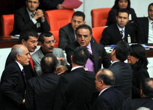 TBMM Genel Kurulunda gerginlik... Kendisini ''ihbarcılık'' ile suçlayan DTP Muş Milletvekili Sırrı Sakık, CHP Malatya Milletvekili Ferit Mevlüt Aslanoğlu'na yumruk attı