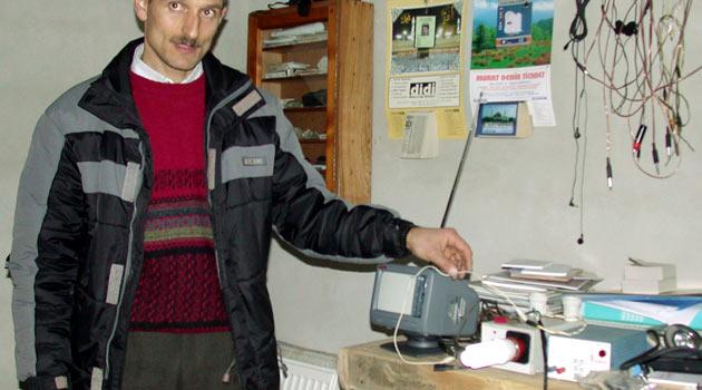 Musluk Suyundan Elektrik: Ali Yazici (35) evindeki musluk suyundan elektrik de üretmeyi başardı. Karadenizli mucit, yaptığı testlerde ürettiği elektrikle mini televizyonu çalıştırdı ve ampulü yaktı.