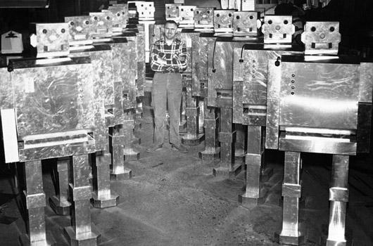 <strong>5. Pazarlama dünyasının 16 robotluk ordusu</strong><br><br>
1961 -> Florida'daki reklamcılar onlara bayılıyordu. Robert Calloway tarafından üretilen bu 16 kişilik robot grubu, birer ses kaydedicisine sahipti ve bu sayede herhangi bir etkinlikte önceden kaydedilmiş olan sesleri ziyaretçilere dinletebiliyordu.