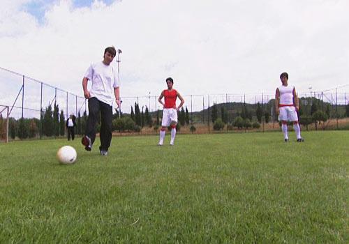 Türk futbolunun yıldızları Ertuğrul Sağlam, Emre Belözoğlu ve Nihat Kahveci bir program için aynı sahada buluştu.