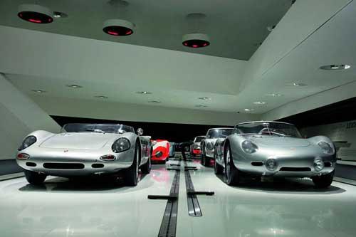 Porsche müzesinde tarihi gezinti