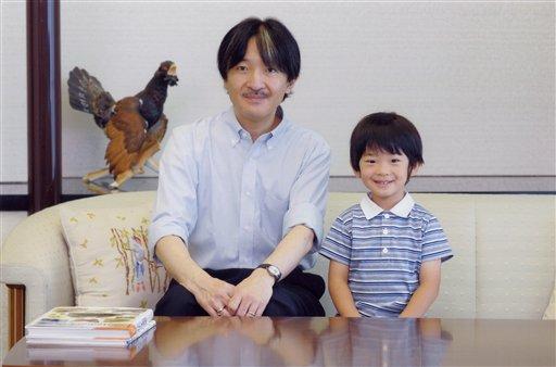 'Sakin ve erdemli' anlamına gelen Hisahito adı verilen prensin, kendi kuşağında başka erkek bebek olmadığı i&ccedil;in doğumu Japonya'da b&uuml;y&uuml;k sevin&ccedil; g&ouml;sterileriyle karşılanmıştı.