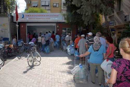 İzmir'de, Karşıyaka ve Bornova İlçelerinde, içme suyundaki arsenik değerinin standartların üzerinde çıkmasıyla endişeye kapılan halk su kuyruklarına düştü