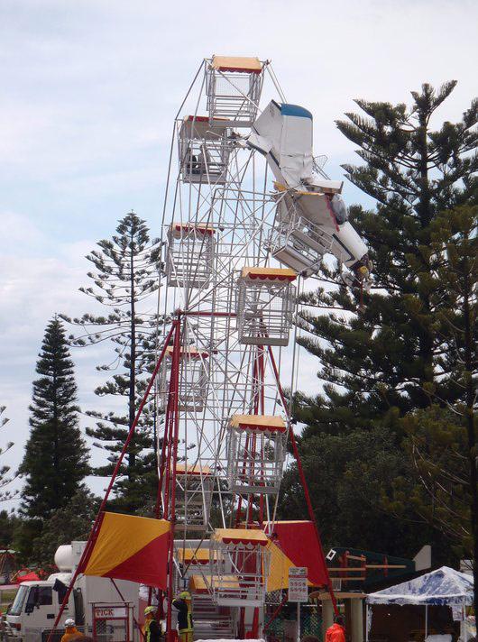 Avustralya'da görenleri hayrete düşüren bir olay yaşandı. Taree kentinde bir lunaparkta hareket halinde olan dönme dolaba uçak çarptı. Şans eseri kaza sonrasında ölen yada yaralanan olmadı.