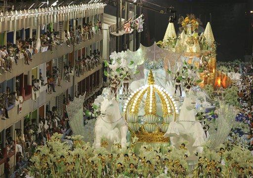 Karnavallar ülkesi Brezilya'nın en meşhur ve dünya çapında ünlü karnavalı Rio'da birbirinden renkli görüntüler ve büyük coşku yaşanıyor.