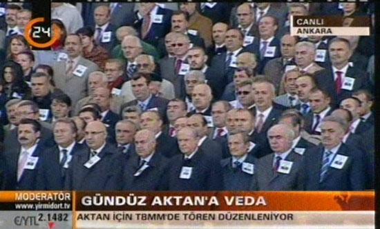 MHP Milletvekili, emekli büyükelçi Gündüz Suphi Aktan için Dışişleri'nin ardından TBMM'de bir tören düzenlendi. Törene siyasiler ve Aktan'ın ailesi katıldı.