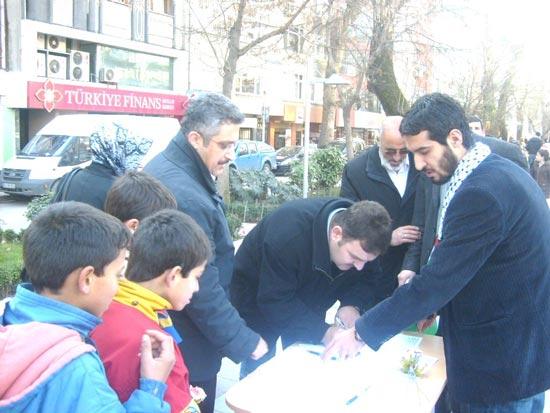 Saat 11 gibi İzmit'e ulaşan konvoy her hafta başörtüsü ögürlüğü için Sabri Yalım Parkı'nda toplanan MAZLUMDER üyeleri tarafından karşılandı