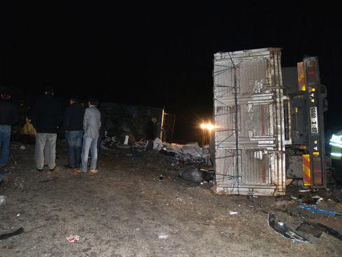 Kastamonu'nun Tosya ilçesi yolcu otobüsünün balık yüklü kamyonun çarpışması sonucu 11 kişi öldüğü, 33 kişinin de yaralandığı kazanın ilk fotoğrafları:
