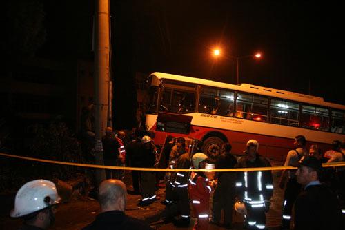 İzmir'in Konak İlçesinde meydana gelen korkunç trafik kazasında belediye otobüsünün altında kalan ve duvara çarparak ezilen otomobilin içinde sıkışan 4 yolcu hayatını kaybetti.