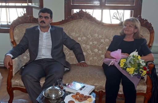 Cumartesi gecesi konseri bir grup Alperen Ocakları üyesi tarafından protesto edilen piyanist İdil Biret'e Alperen Ocakları çiçek takdim edip özür diledi