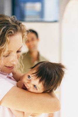 1. Eşinize ilgi gösterin: Pek çok kadın anne olduktan sonra eski yaşam şeklini devam ettiremiyor. Oysa, anne olduktan sonra da kendimize ve eşimize zaman ayırmamız gerekiyor.