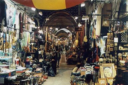 Dünyanın en eski ve en büyük alışveriş merkezleri olan Kapalıçarşı ve Mısır çarşısı mimari yapısı ve restorastonu ile ziyaretçileri büyülüyor.