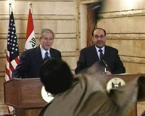 El Bağdadi televizyonu muhabiri Muntasar El Zeydi, Irak'a sürpriz bir ziyarette bulunan ABD Başkanı Bush'a basın toplantısı sırasında ayakkabılarını fırlattı.