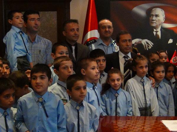Mersin İl Emniyet Müdürü'ne şehitler nedeniyle başsağlığı ziyaretinde bulunan öğrencilerden 11 yaşındaki Zeynep'in sözleri Akdeniz İlçe Emniyet Müdürü Hasan Güner'i ağlattı.