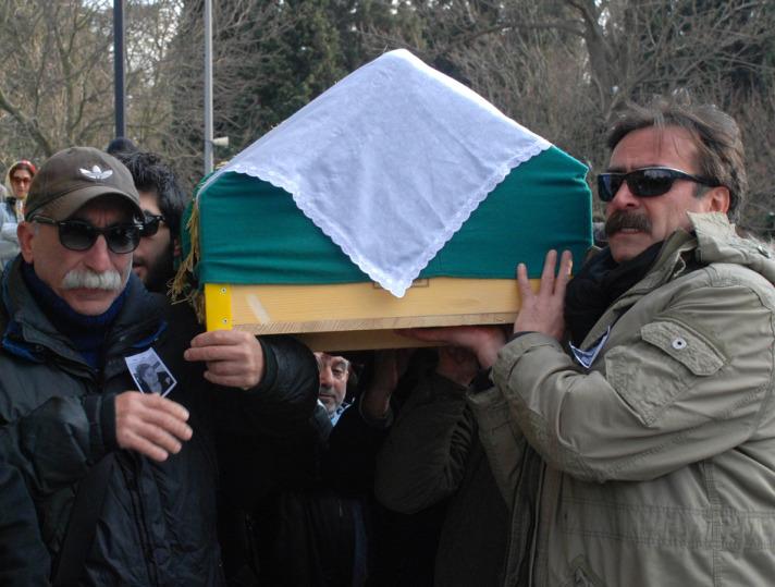 <p>Esen'in setteki çalışmalara zor katıldığını kaydeden Alasya, ''Evin, çalışmazsa geçinemeyecek durumda olduğu için çalıştı. Sağlık durumu çok kötüydü. Zor çalışıyordu. Son zamanlarda rollerini azaltmışlardı. Sözün bittiği yerdeyiz. Üzüntüm, iyi bir arkadaşımı kaybetmekten öte, iyi bir sanatçı gitti. Nur içinde yatsın'' dedi.</p>
<p>Nilgün Belgün de Esen'in yıllarını sanata vermiş emekçi bir sanatçı olduğunu belirterek, ''Sağlık durumu iyi değildi. Hem bizlerle birlikte olmak istiyordu, hem de sağlığı buna müsaade etmiyordu. Ama kendi isteğiyle dizide çalıştı. Şirketimiz ona çalışma dedi ama o çalışarak hayatını kaybetti'' diye konuştu.</p>