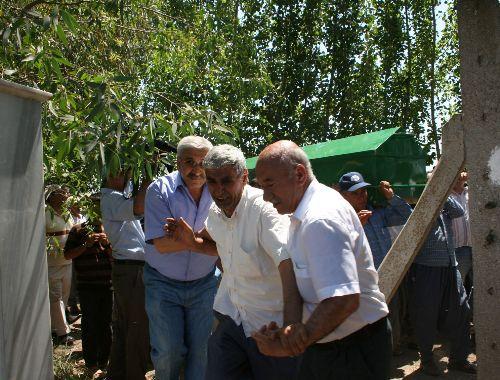 Adana'da bir apartman dairesinde öldürülenlerden İbrahim Yüksel ile eşi, 2 çocuğu ve 2 torununun cenazeleri toprağa verildi. Cenazelerde acı, öfke ve gözyaşı vardı.