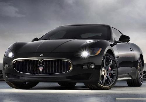 Maserati GranTurismo S Automatic, ZF tarafından geliştirilen 6 ileri vitesli yeni otomatik şanzımanın ve 4.7 litrelik 440 HP güç ile 490 Nm tork üreten V8 motorun birlikteliğini simgeliyor.