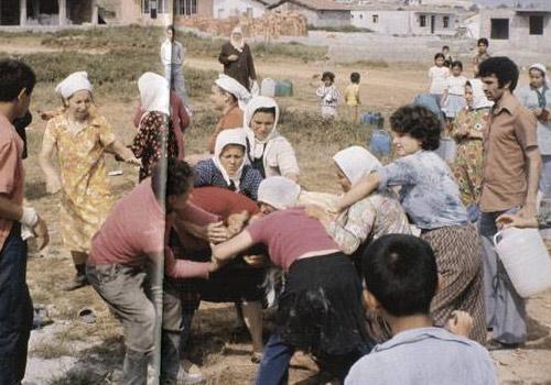 1975 yılının Kadıköy Örnektepe'sinde mahalleli bir kova su için saç saça baş başa birbirine girdi.