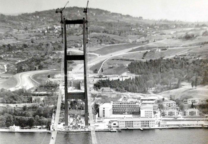 <br><br> Köprü ihalesi ile ilgili bilgilerin de yer aldığı kitapçıkta, İngiltere ve Japonya'nın katıldığı finansman sendikasyonundan 75.9 milyon dolar projenin tamamı için kredi sağlandığı belirtiliyor. 4 firma grup olarak köprü yapımı için teklif vermişti. İhale komisyonunun, incelediği bu tekliflerden Anglo-German Bosphorus Bridge Konsorsiyumu'nun teklifini daha cazip bularak kabul ettiği yer alıyor.