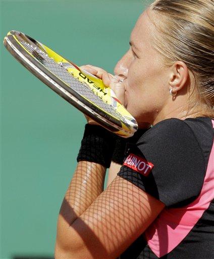 Fransa Açık'ta bayanlar yarı final maücadelesinde Rus tenisçi Svetlana Kuznetsova, Avustralyalı Samantha Stosur'u 2-1 yenerek finale yükseldi. Kuznetsova finalde vatandaşı Dinara Safina ile karşılaşacak.