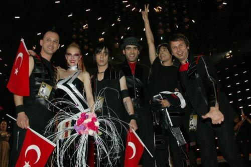 NORVEC'IN BASKENTI OSLO'DA YAPILAN 55. EUROVISION SARKI YARISMASI'NIN 2. YARI FINALINDE 17. SIRADA TURKIYE'YI TEMSILEN SAHNEYE CIKAN MANGA, 'WE COULD BE THE SAME' ADLI PARCASIYLA FINALE YUKSELDI.