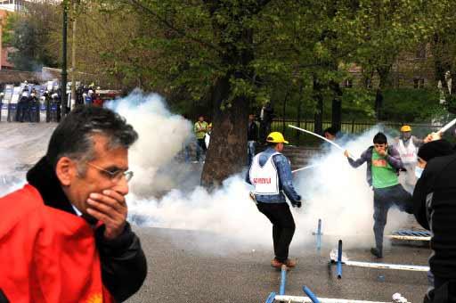 Ankara'daki 1 Mayıs kutlamalarının yapılacağı Sıhhiye Meydanı'na girişlerdeki arama noktasında polis ile göstericiler arasında arbede çıktı. Polis olayları yatıştırmak için havaya ateş açtı.