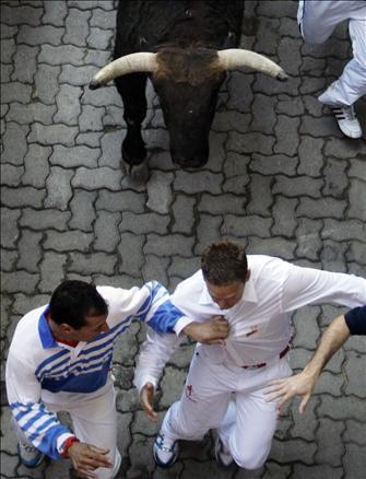 İspanya'da San Fermin festivalinde yine insanlar şenlik yaptığına inandı ama ortaya çıkan manzalar aslında kimin bayram ettiğini gösterir nitelikte.
