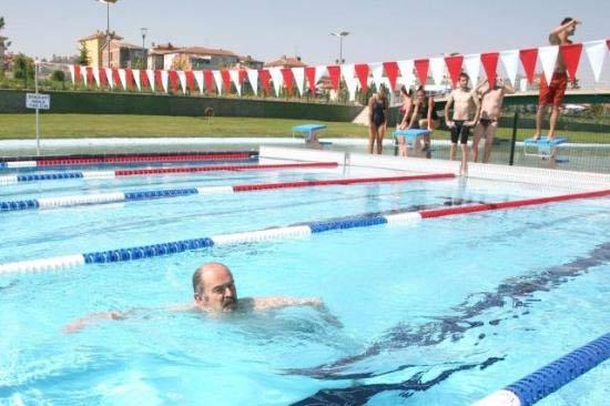 Eskişehir Büyükşehir Belediye Başkanı Yılmaz Büyükerşen, geçen hafta hizmete giren yapay plajda yüzdü, kumsalda güneşlendi.