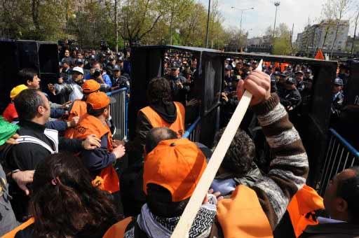 Ankara'daki 1 Mayıs kutlamalarının yapılacağı Sıhhiye Meydanı'na girişlerdeki arama noktasında polis ile göstericiler arasında arbede çıktı. Polis olayları yatıştırmak için havaya ateş açtı.