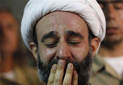 İran'daki 1979 İslam Devrimini destekleyen Fadlallah, ancak devrimin lideri Humeyni'yi dünyadaki bütün Şiilerin tartışmasız ruhani lideri anlamına gelecek büyük ayetullah olarak nitelemekten uzak durdu.