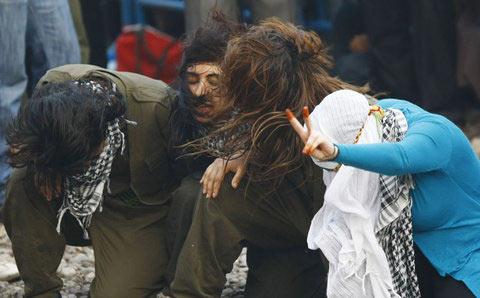 Kendilerine "barış grubu" diyen 34 PKK'lıyı karşılamak için Diyarbakır'da dün akşam onbinlercu kişinin katıldığı bir miting düzenlendi. Grubun alana girişi sırasında sloganlar atıldı, meşaleler yakıldı.