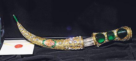 Fatma Turan'ın haberi<br>
Topkapı hançeri replikası: Bu hançer, I. Mahmud tarafından 1741 yılında Nadir Şah için yaptırılmış. Pers ülkesinde çıkan beklenmedik ayaklanma sebebiyle hediyeyi götüren heyet geri dönerek hançeri saray hazinesine teslim etmiş. Hançerin kabzası üzerinde 30-40 mm'lik üç zümrüt taş bulunuyor. Mağazanın en pahalı ürünü 5.000 TL.