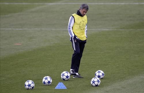 Sinisa Mihajlovic: "Mourinho ile futbol konuşmam. Futbol oynamamış birinin bazı şeyleri anlamasını beklememeli"
Jose Mourinho: "Jokey olmak için önce at mı olmak gerekir?"