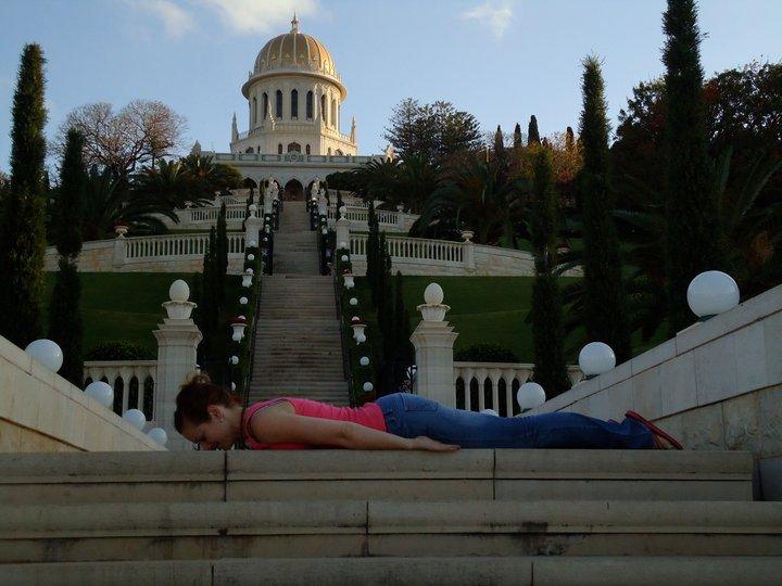 DİKKATSİZLİK CAN ALMIŞTI

İnternetin son çılgınlığı planking 20 yaşındaki Avustralyalının ölümüne yol açmıştı.

Avustralyanın Brisbane şehrinde yaşayan 20 yaşındaki Acton Beale internetin son çılgınlığı planking yaparken hayatını kaybetmişti.

Evinin balkonunda yüzükoyun uzanarak fotoğraf çektirmek isteyen Beale aşağı düşerek can vermişti.