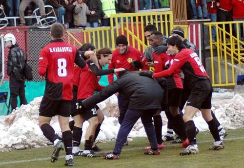 Süper Lig'de üç haftadır istediği sonucu alamayan Eskişehirspor, şeytanın bacağını kırdı. Eskişehirspor - Kayserispor maçı sahibi takımın 1-0 üstünlüğüyle tamamlandı.
