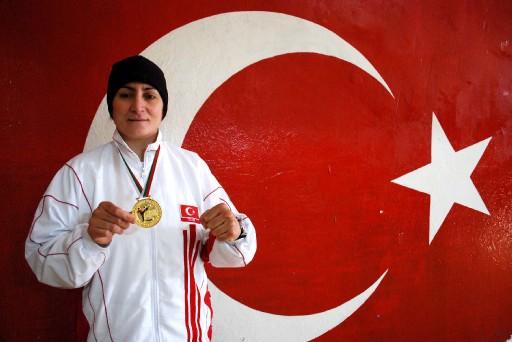 Zeliha Doğrugüneş 2 çocuk annesi Kickboks şampiyonu