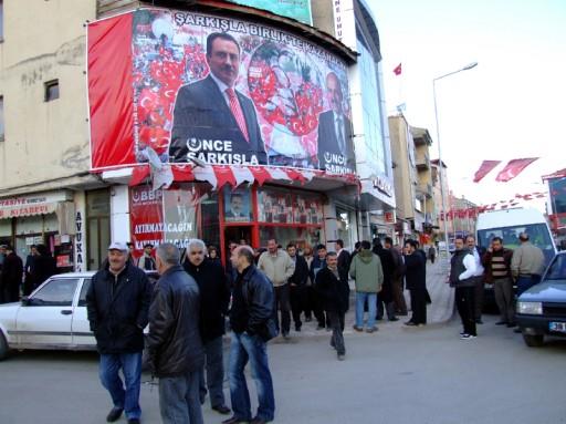 BBP lideri Yazıcıoğlu'nu taşırken düşen hekikoptere ulaşma çabaları aralıksız sürüyor. Helikopter için adeta bir ordu seferber edildi...