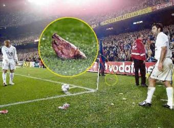 -FİGO'YA DOMUZ KAFASI-
Barcelona'dan 2000'de ayrılarak Real Madrid'e transfer olan Portekizli Luis Figo'ya Barcelona taraftarlarının 2002 yılında attığı domuz kafası bu cisimlerin en ünlülerinden biri oldu.
5 yıl oynadığı Barcelona'da efsane oyuncular arasına giren Figo'nun 2000 yılında Real Madrid'e transfer olmasından hoşnut olmayan Barça taraftarları, sahaları Nou Camp'da oynanan her Real Madrid maçında Portekizli oyuncuyu protesto etti.