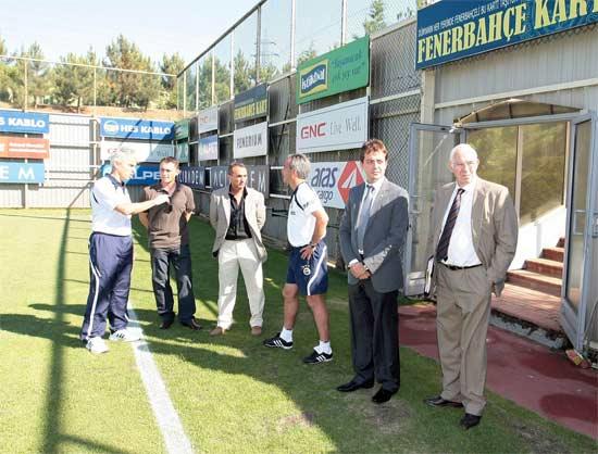 Samandıra'da bugün Luis Aragones heyecanı vardı. İspanyol teknik adam ilk kez Samandıra'da tesisleri gezdi futbolcuar ve personelle tanıştı.