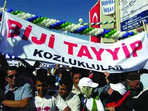 <b>MİLLİ BİRLİK VE KARDEŞLİK PROJESİ BASINDA SIKÇA YER ALDI</b><br><br>
Diğer yandan, Kürt sorunun çözülmesi için de yıl boyunca çeşitli adımlar atıldı. Özellikle, bazı toplumsal mesajların Kürtçe olarak verilmesi, yılın dikkat çeken gelişmeleri arasındaydı.