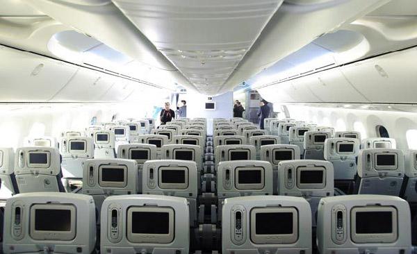 Boeingin 200 milyon dolar değerindeki uçağının, planlanandan üç yıl sonra teslim edildiği de belirtildi. Bu ertelemenin şirkete milyarlarca dolar zarar ettirdiği biliniyor.